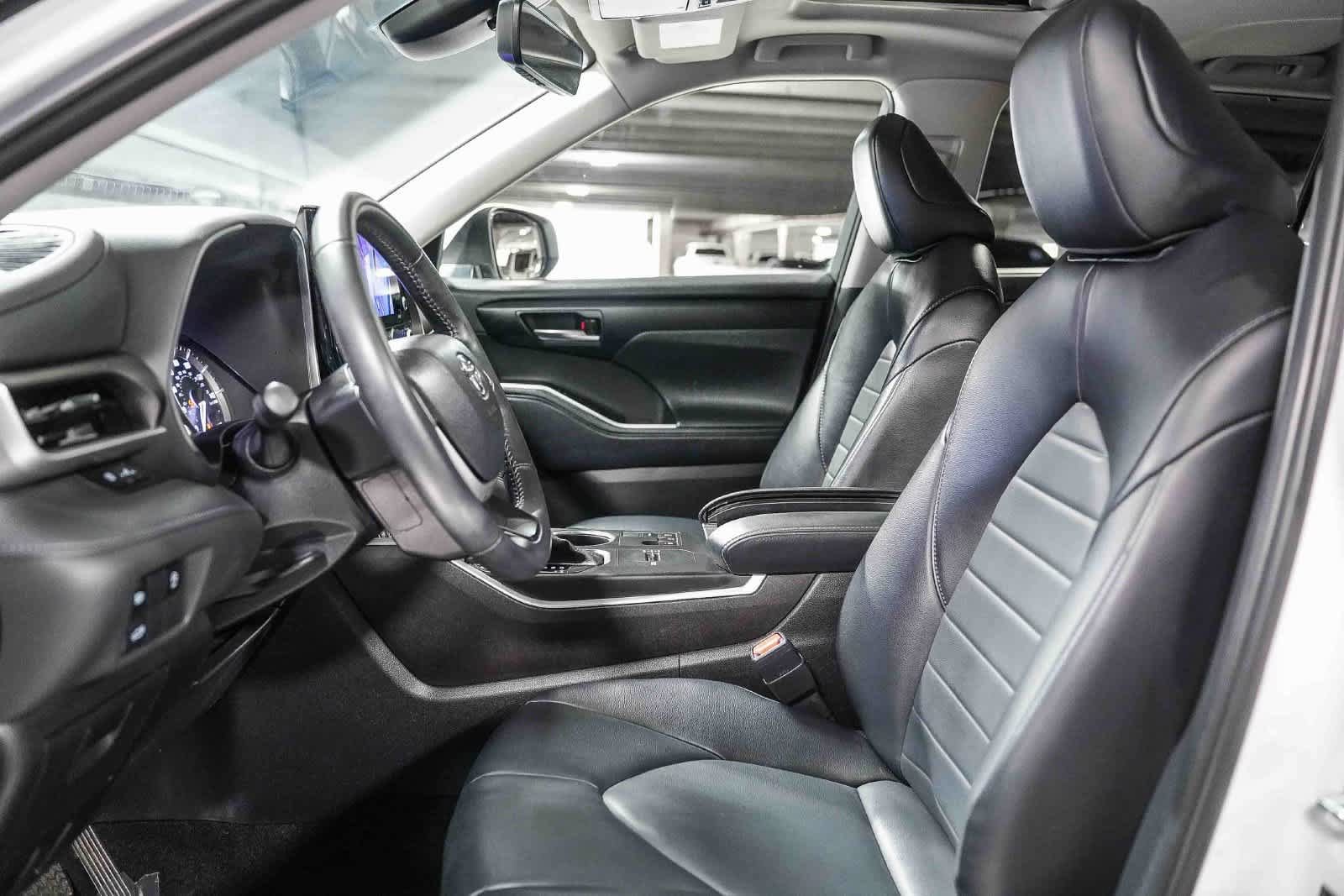Used 2024 Toyota Highlander XLE FWD image 17