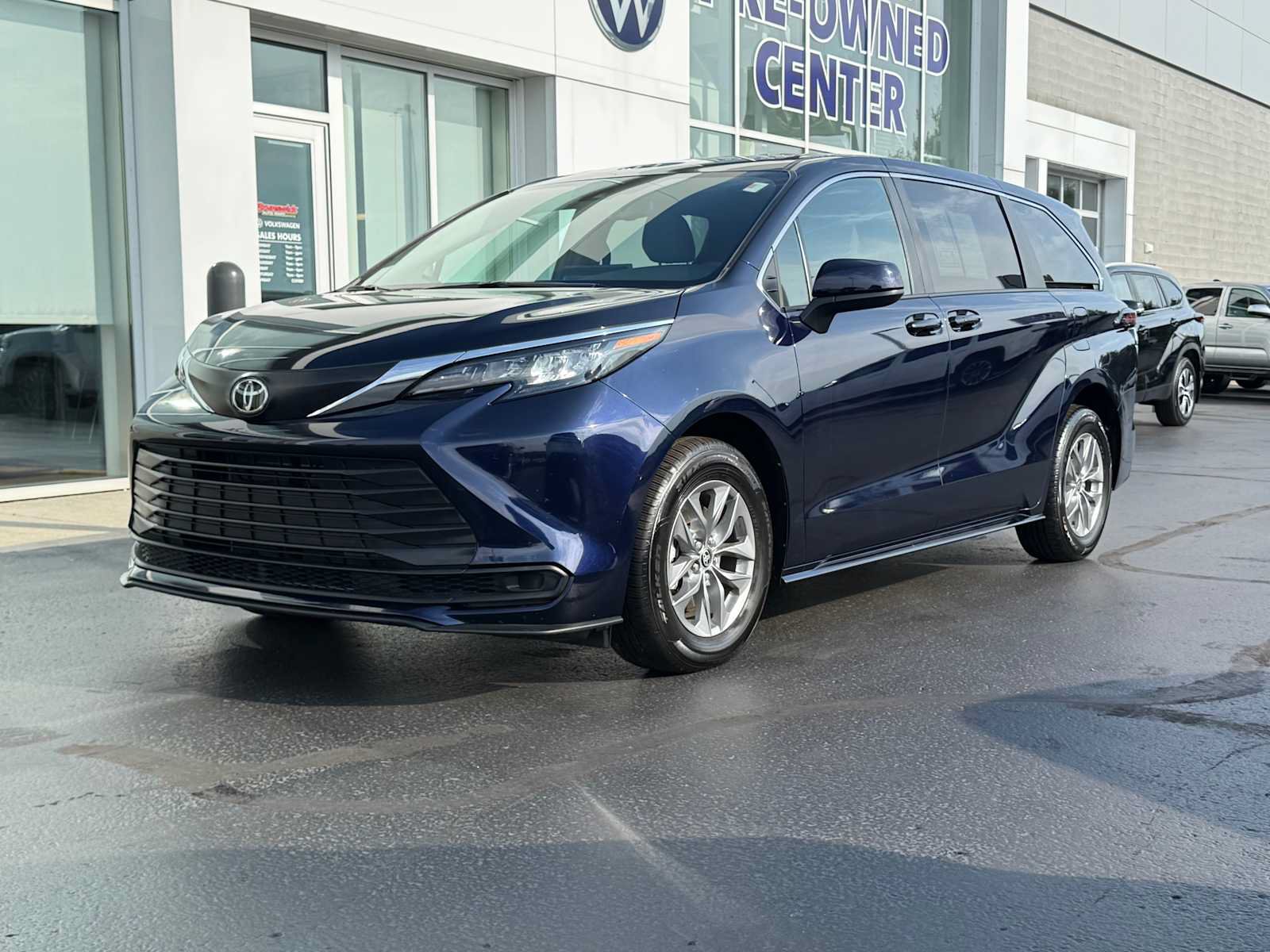 Certified 2026 Toyota Sienna LE AWD/4WD image 1