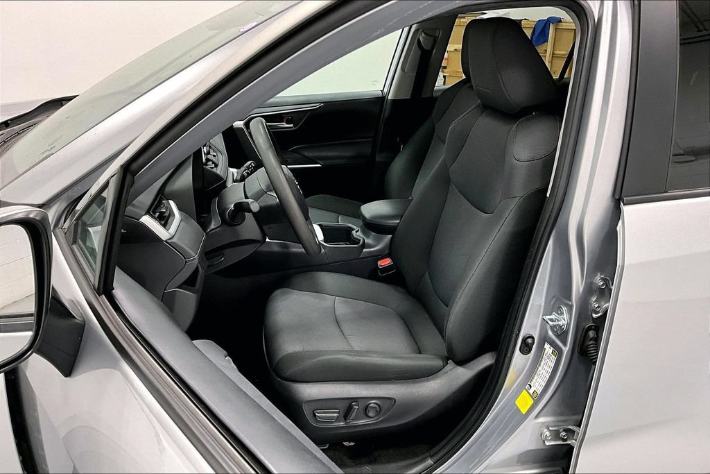 Used 2025 Toyota RAV4 XLE FWD image 28