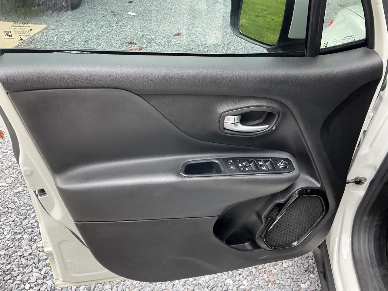 Used 2019 Jeep Renegade Altitude w/ Quick Order Package 2XM AWD/4WD image 9