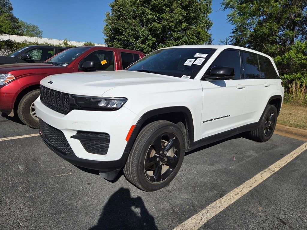 Used 2023 Jeep Grand Cherokee Altitude image 3