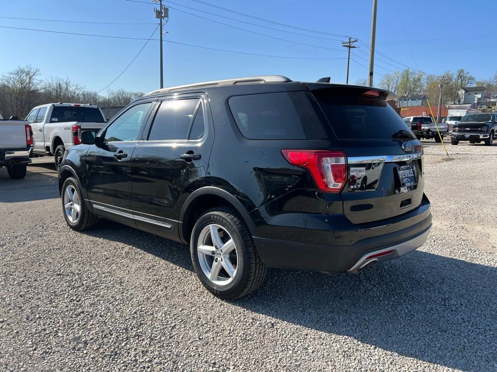 Used 2017 Ford Explorer XLT w/ Equipment Group 202A image 5