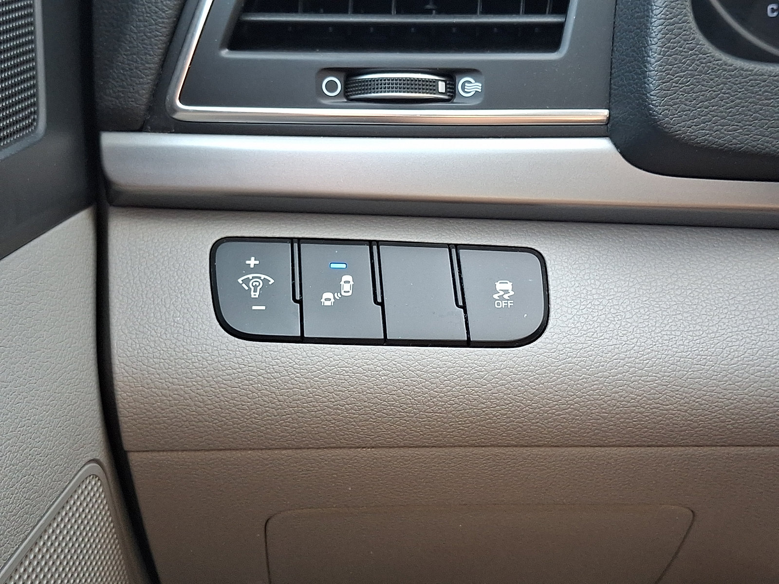 Used 2017 Hyundai Elantra Limited FWD image 25