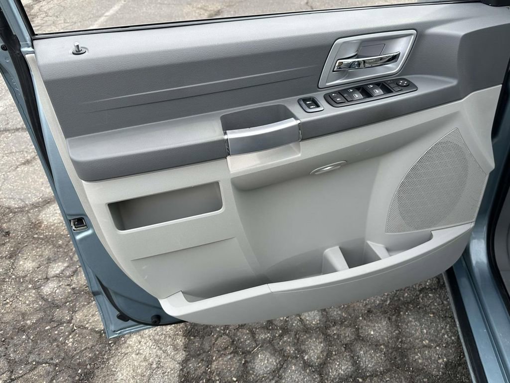 Used 2008 Chrysler Town & Country Touring image 17