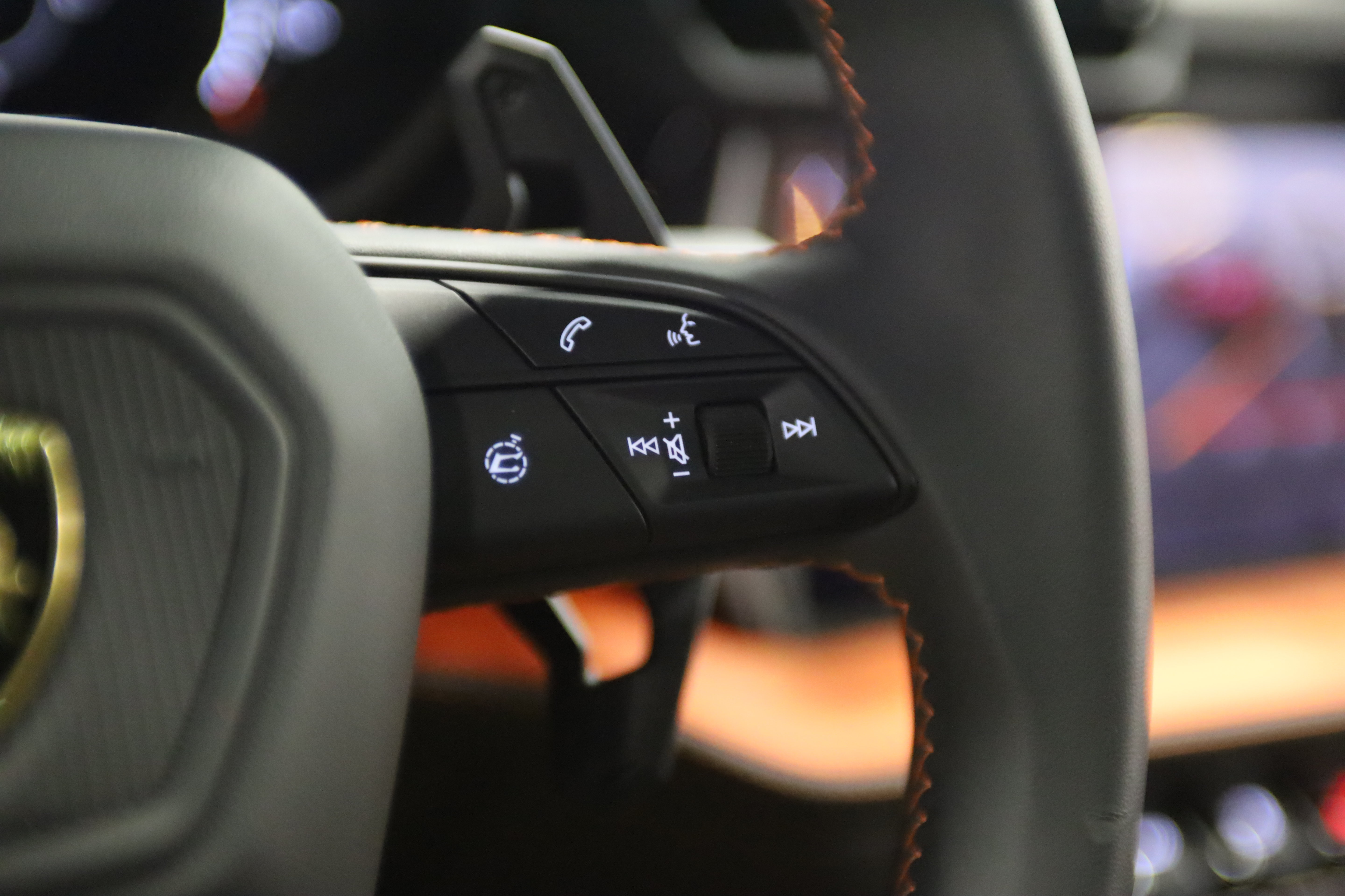 Used 2025 Lamborghini Urus SE AWD/4WD image 21