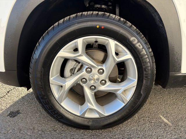 Used 2025 Chevrolet Trax LS w/ LS Convenience Package image 6