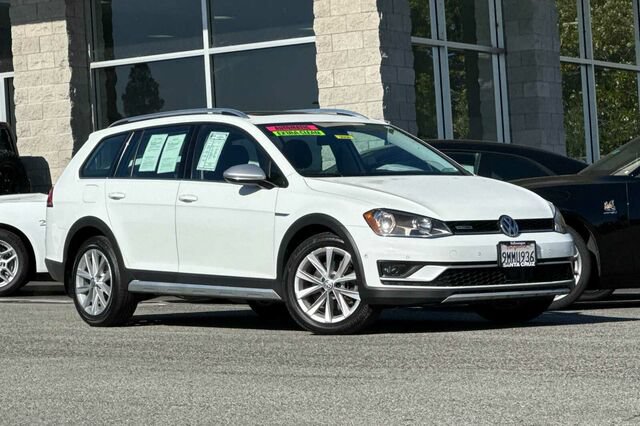 Used 2017 Volkswagen Golf Alltrack SE AWD/4WD image 2