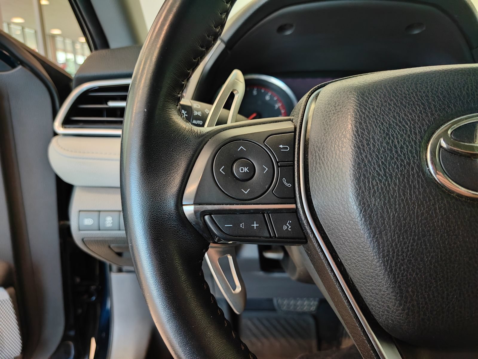 Used 2018 Toyota Camry XSE FWD image 13