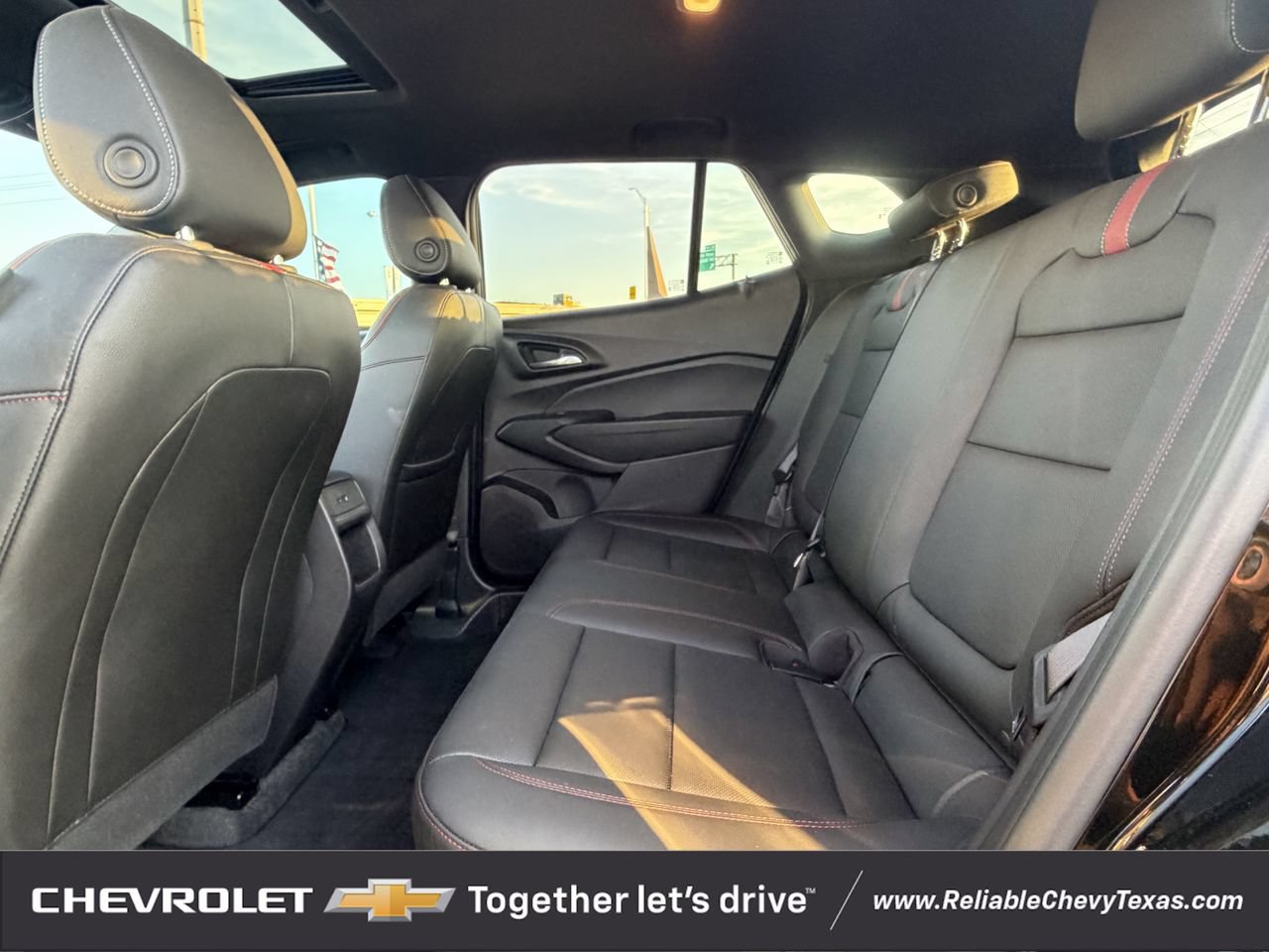 Used 2025 Chevrolet Trax RS w/ Sunroof Package FWD image 30