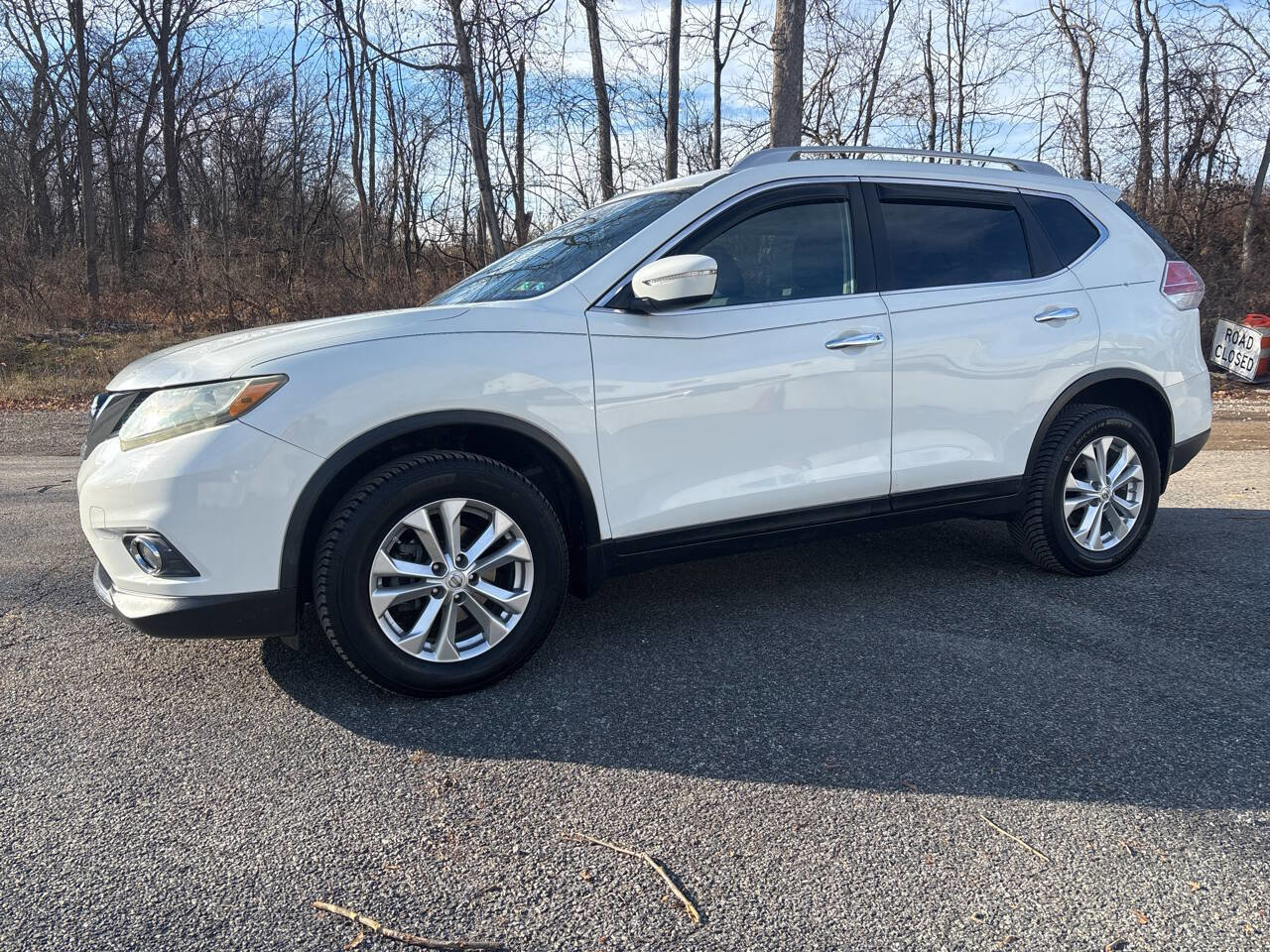 Used 2015 Nissan Rogue SV w/ SV Moonroof Package image 3