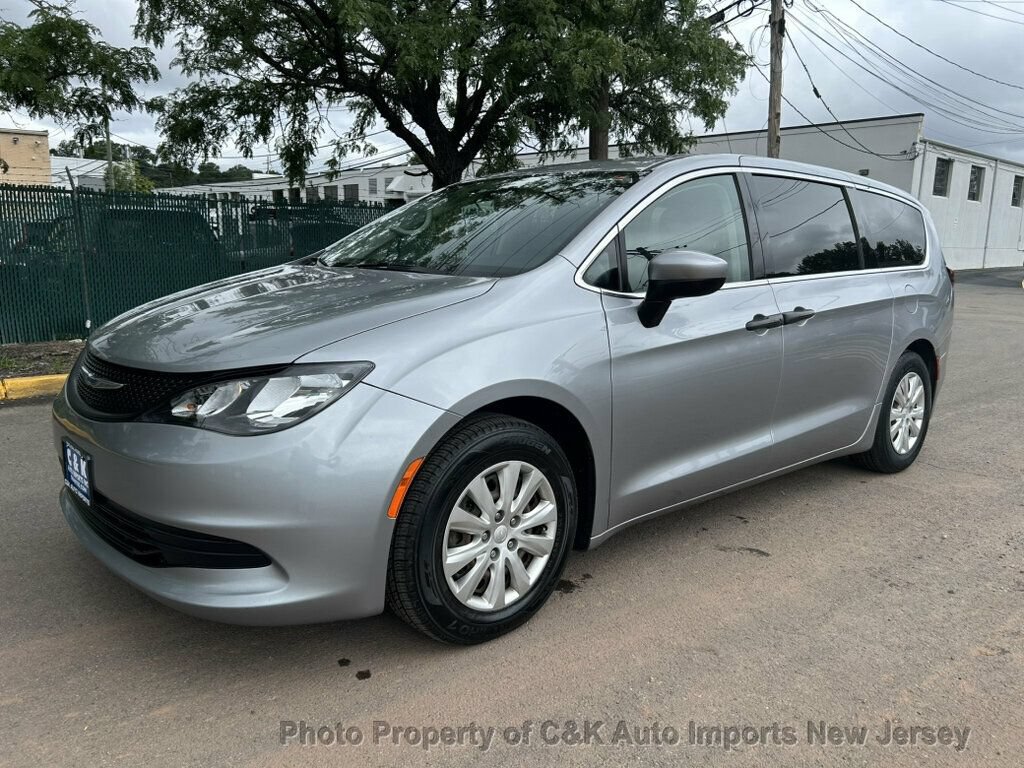 Used 2020 Chrysler Voyager L FWD image 17