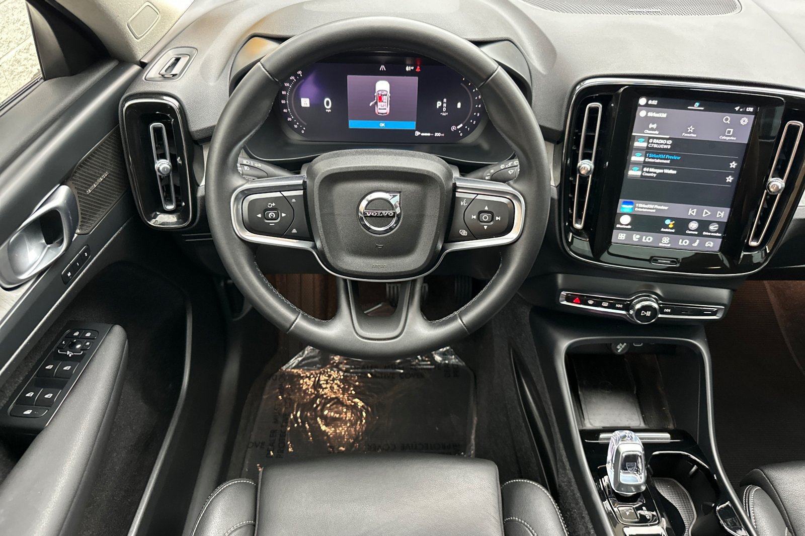 Certified 2024 Volvo XC40 B5 Plus w/ Climate Package AWD/4WD image 17