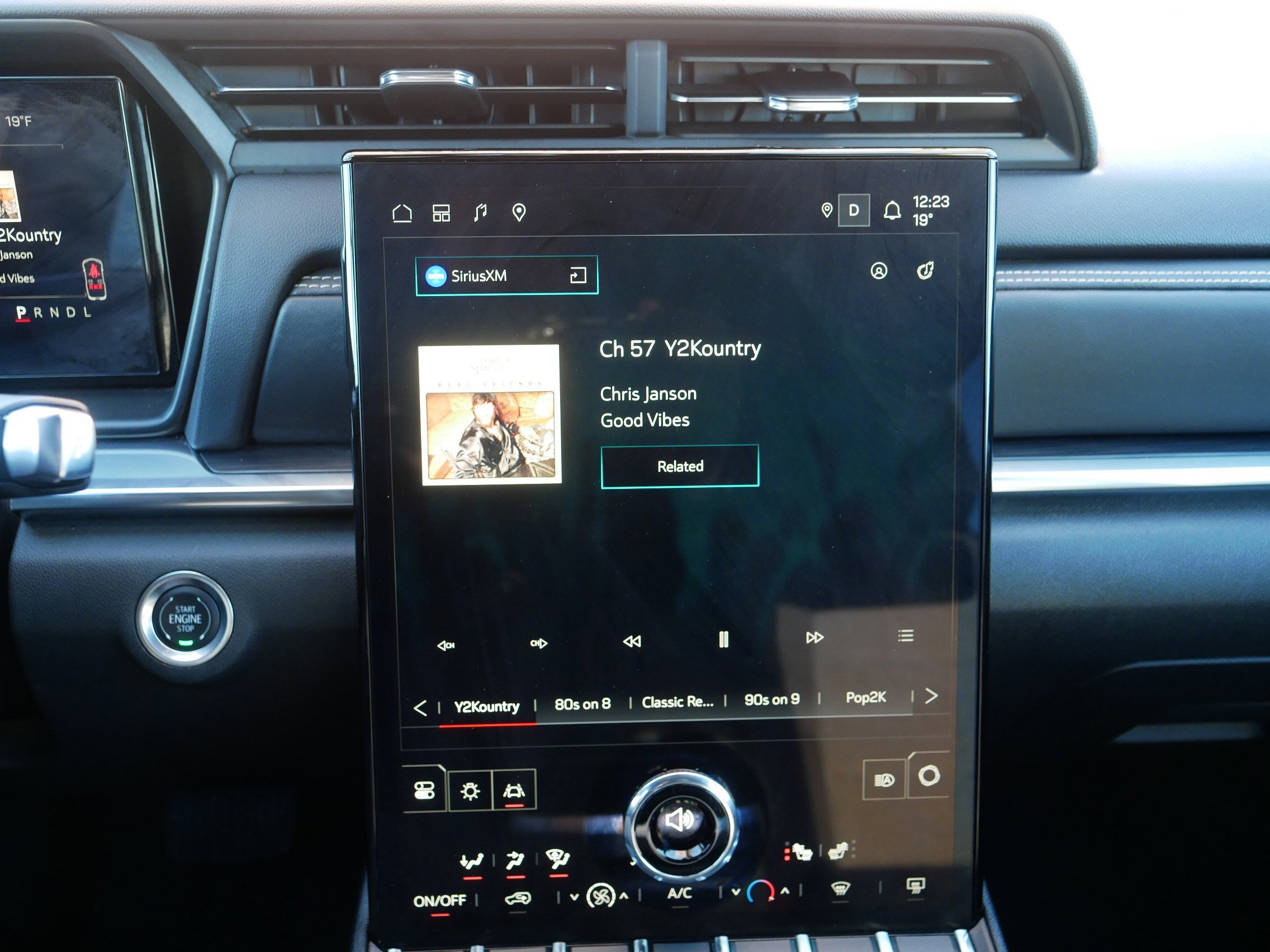 Used 2025 GMC Terrain Elevation image 22