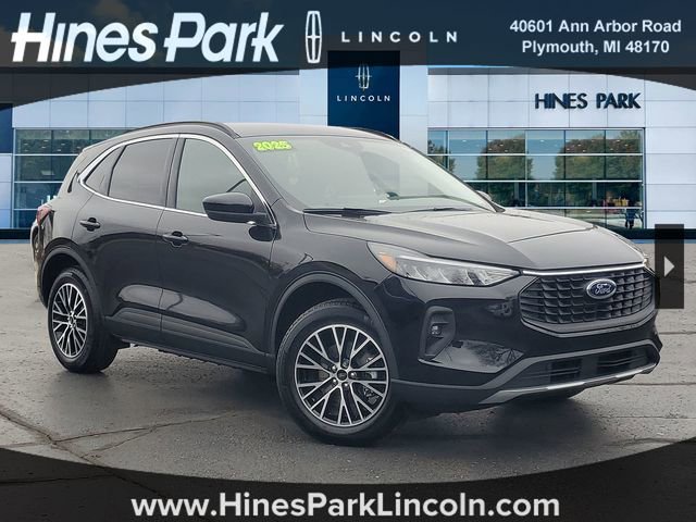Used 2025 Ford Escape SE image 1