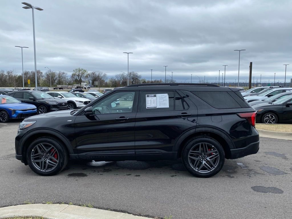Used 2025 Ford Explorer ST-Line w/ ST-Line Street Pack image 4