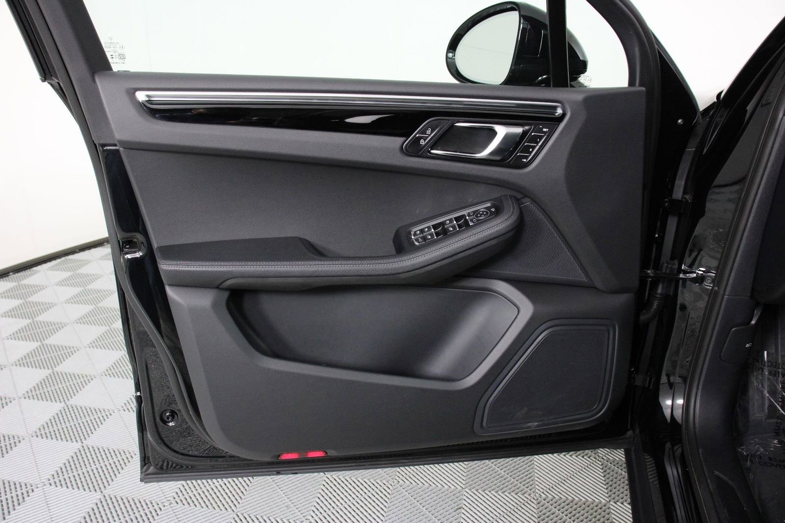 Certified 2025 Porsche Macan AWD/4WD image 20