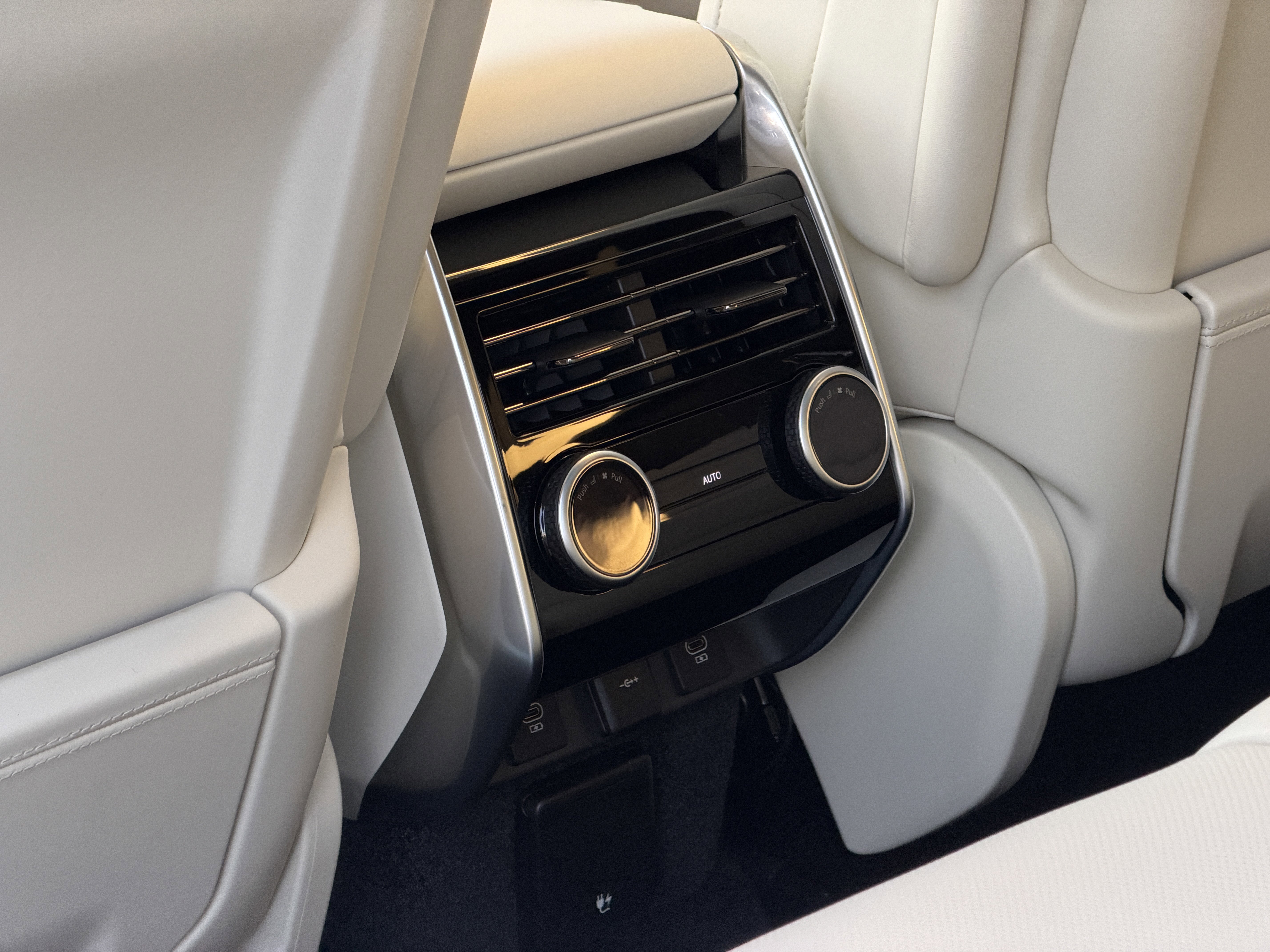 New 2025 Land Rover Range Rover Long Wheelbase SE image 17