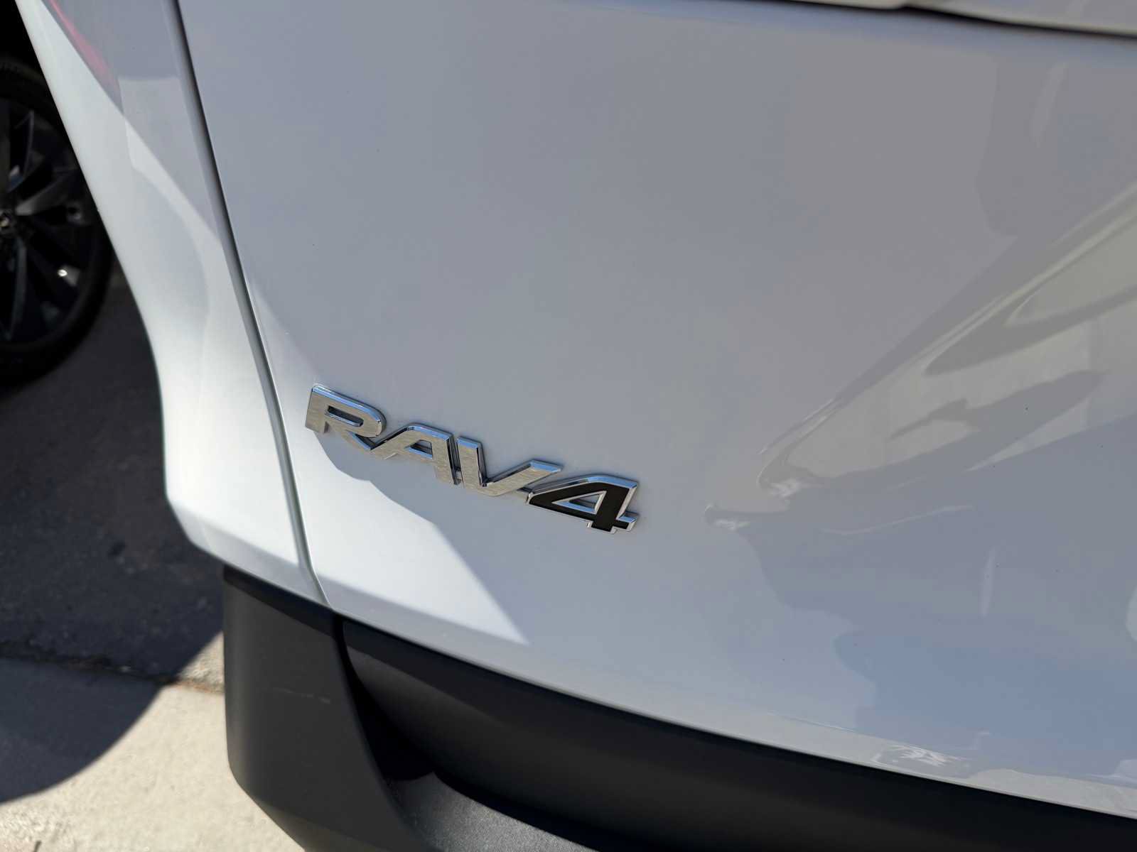 Used 2020 Toyota RAV4 LE w/ Carpet Mat Package FWD image 31