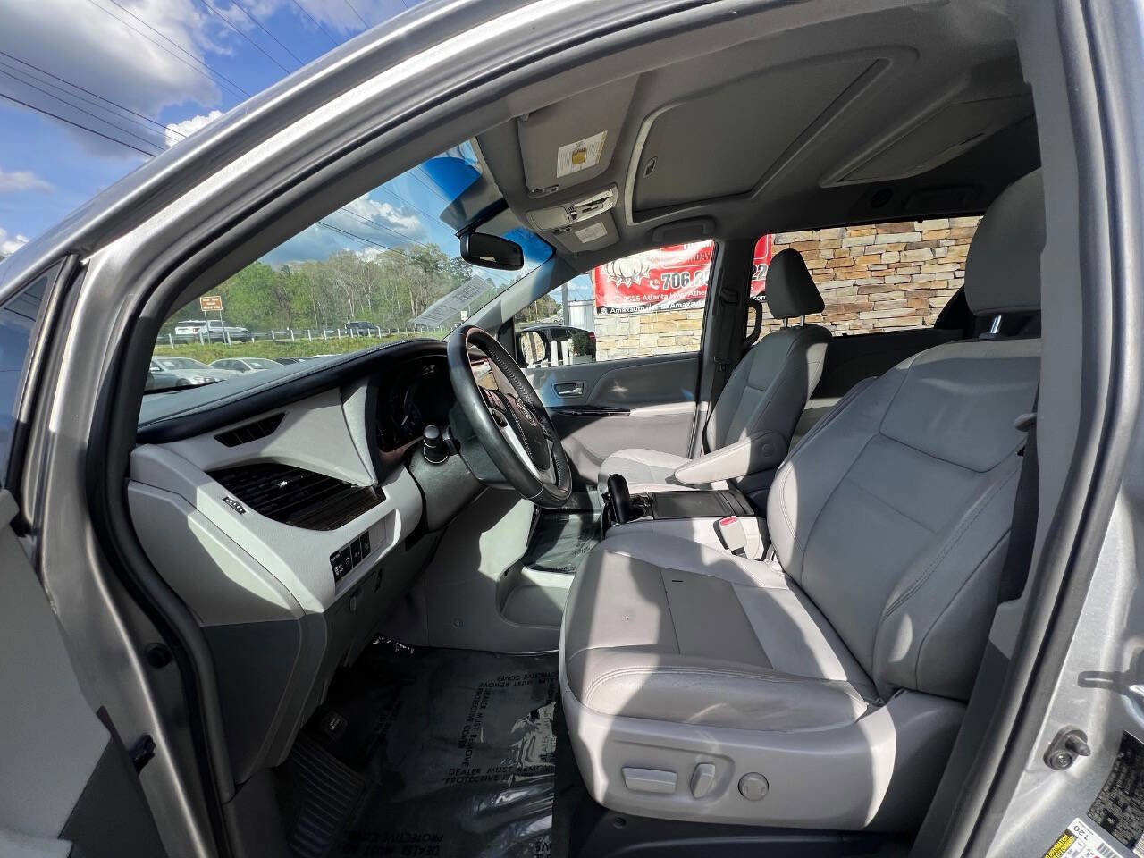 Used 2017 Toyota Sienna XLE Premium FWD image 17