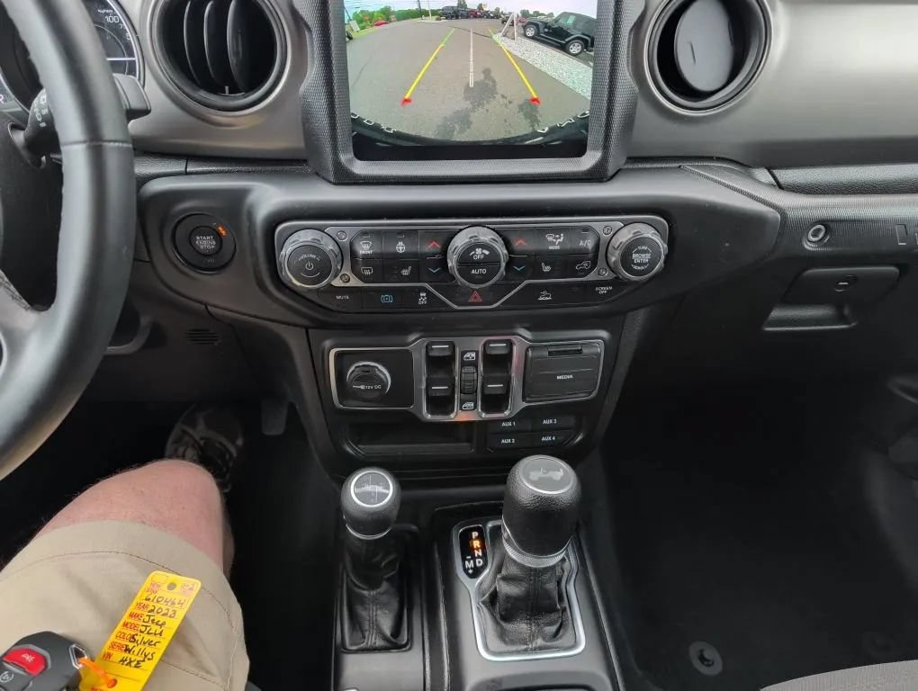 Used 2023 Jeep Wrangler Unlimited w/ Sun & Screen Package AWD/4WD image 18