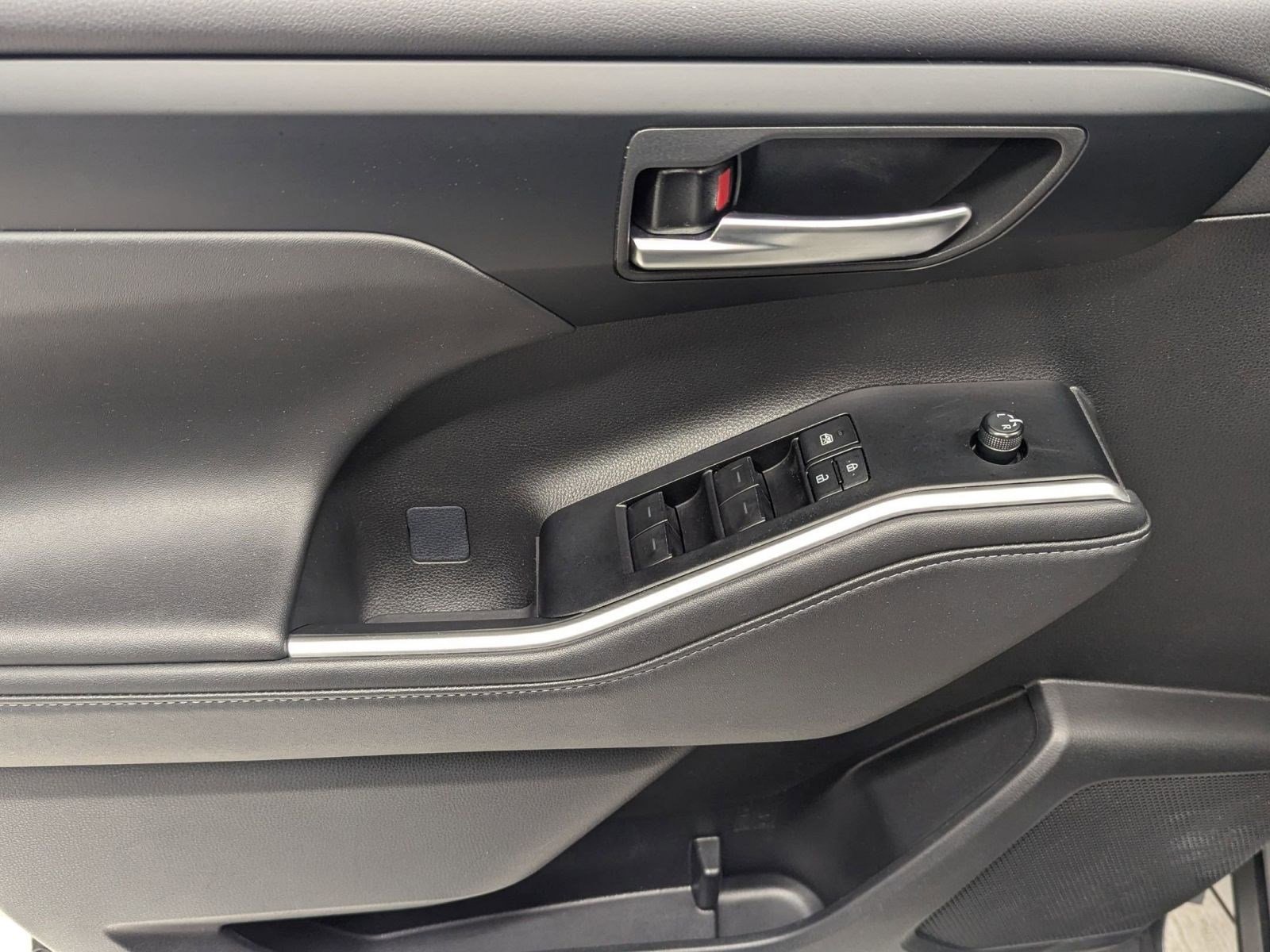 Used 2025 Toyota Highlander XLE image 10