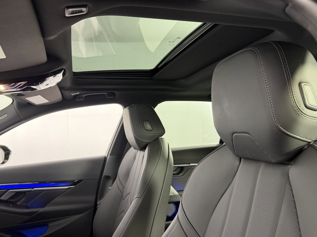 Used 2025 BMW i5 xDrive40 w/ Premium Package image 25