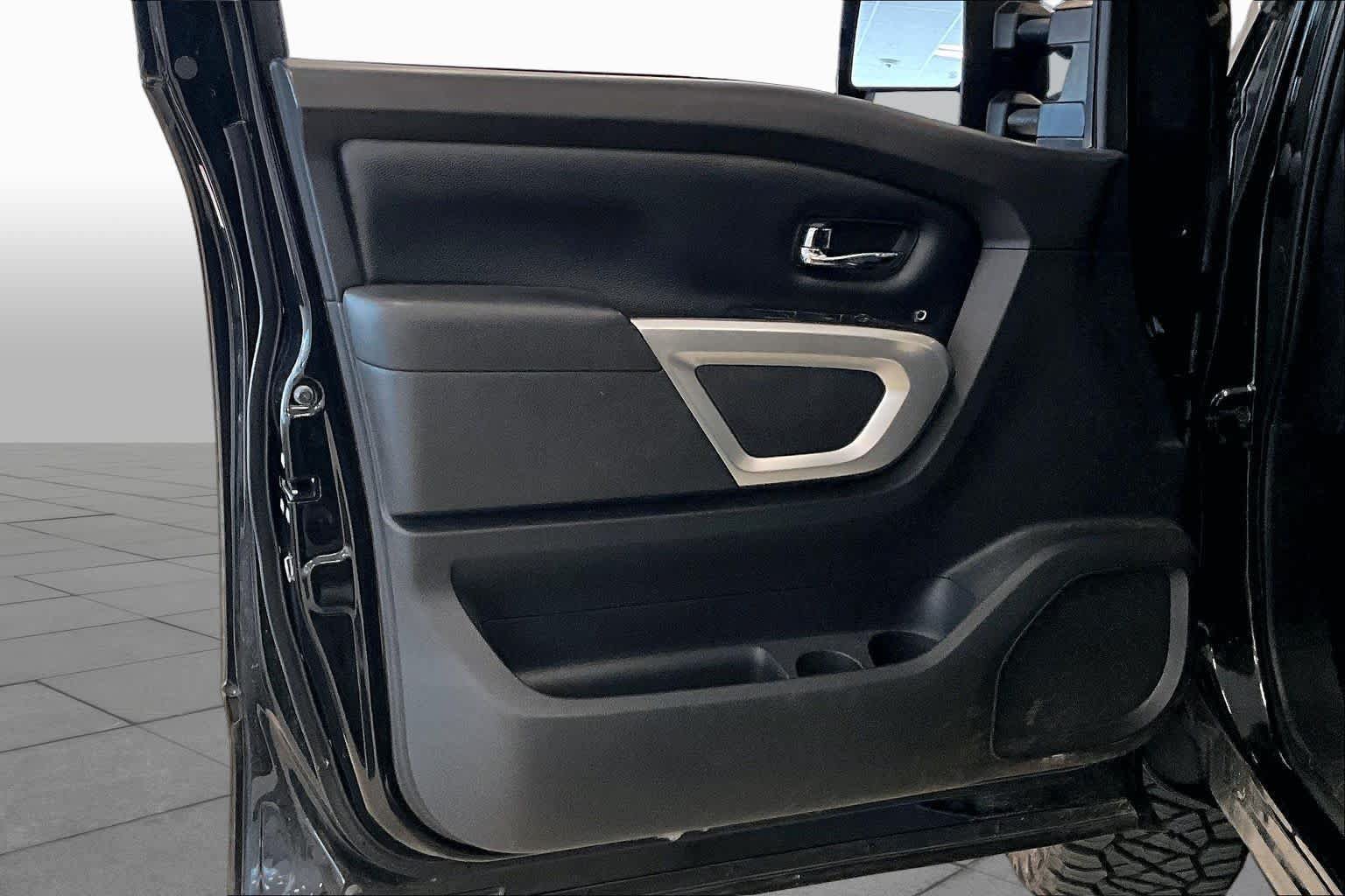 Used 2019 Nissan Titan SV w/ SV Convenience Package AWD/4WD image 20