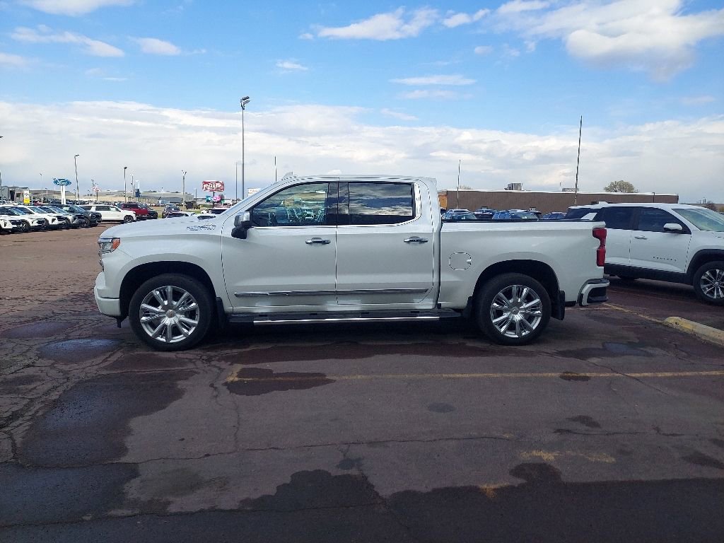 Used 2024 Chevrolet Silverado 1500 High Country w/ High Country Premium Package AWD/4WD image 1