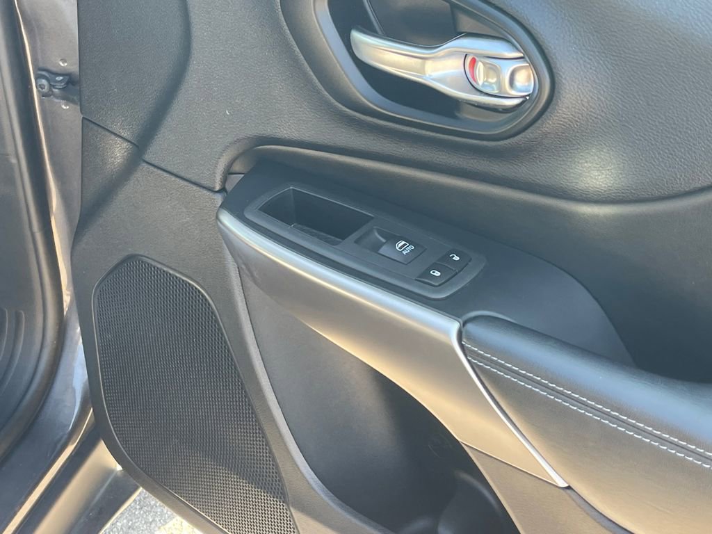 Used 2020 Jeep Cherokee Latitude Plus image 16