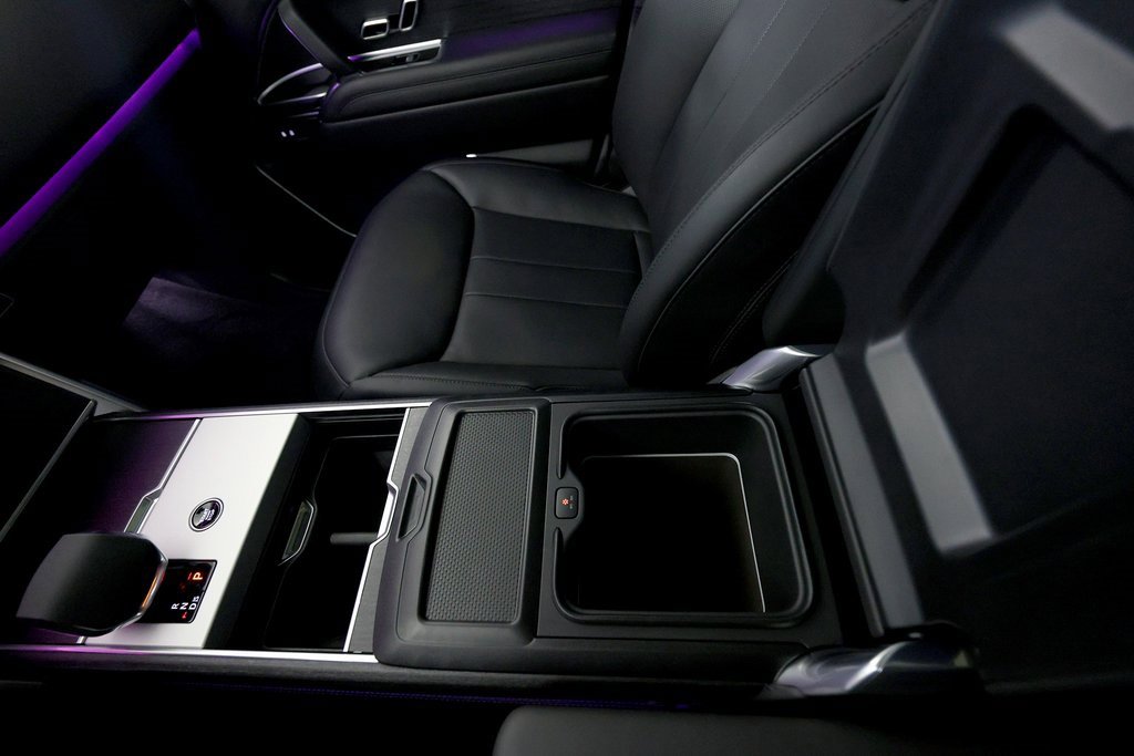 Used 2025 Land Rover Range Rover SE image 38