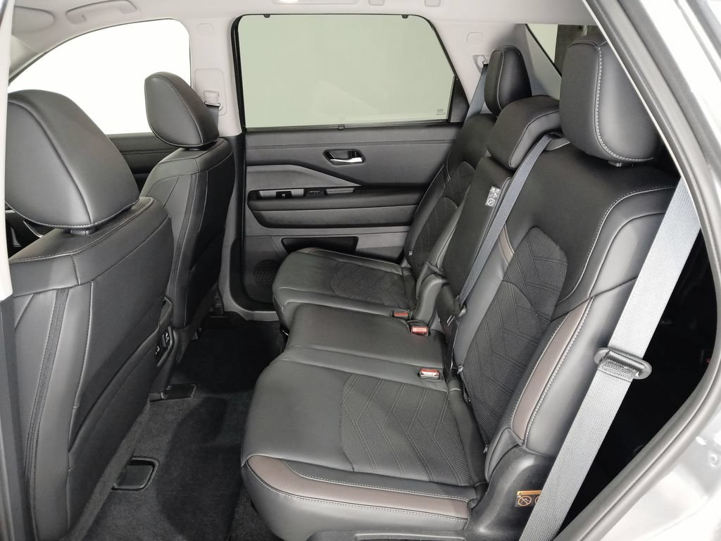 Used 2025 Nissan Pathfinder Platinum w/ Cargo Package AWD/4WD image 12