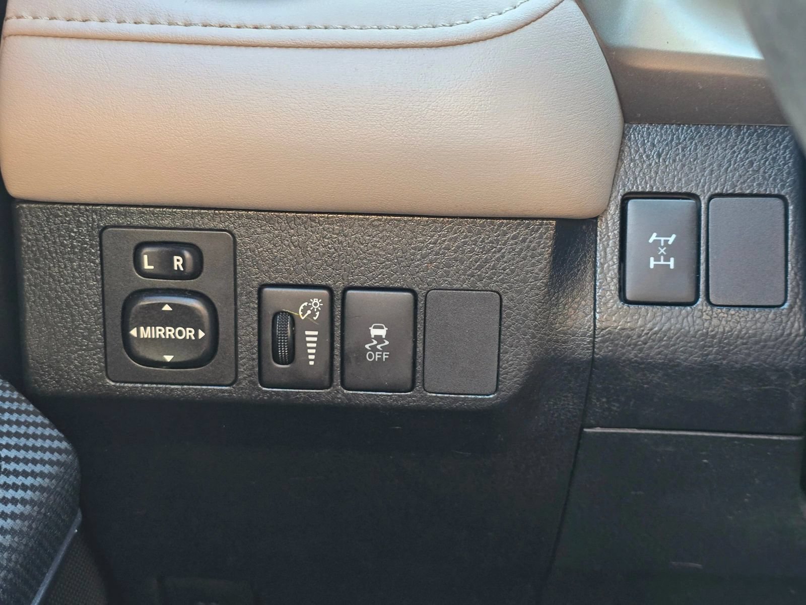 Used 2013 Toyota RAV4 XLE AWD/4WD image 27