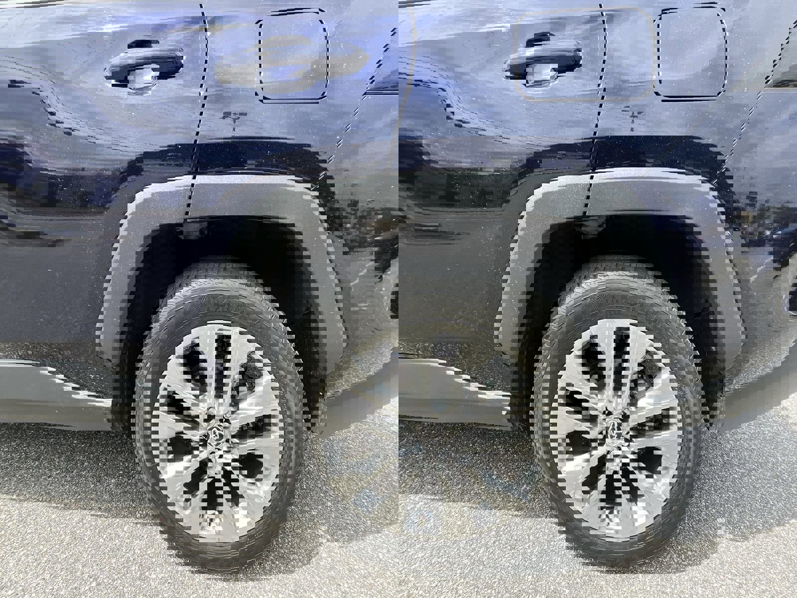 Used 2021 Toyota RAV4 XLE Premium image 13