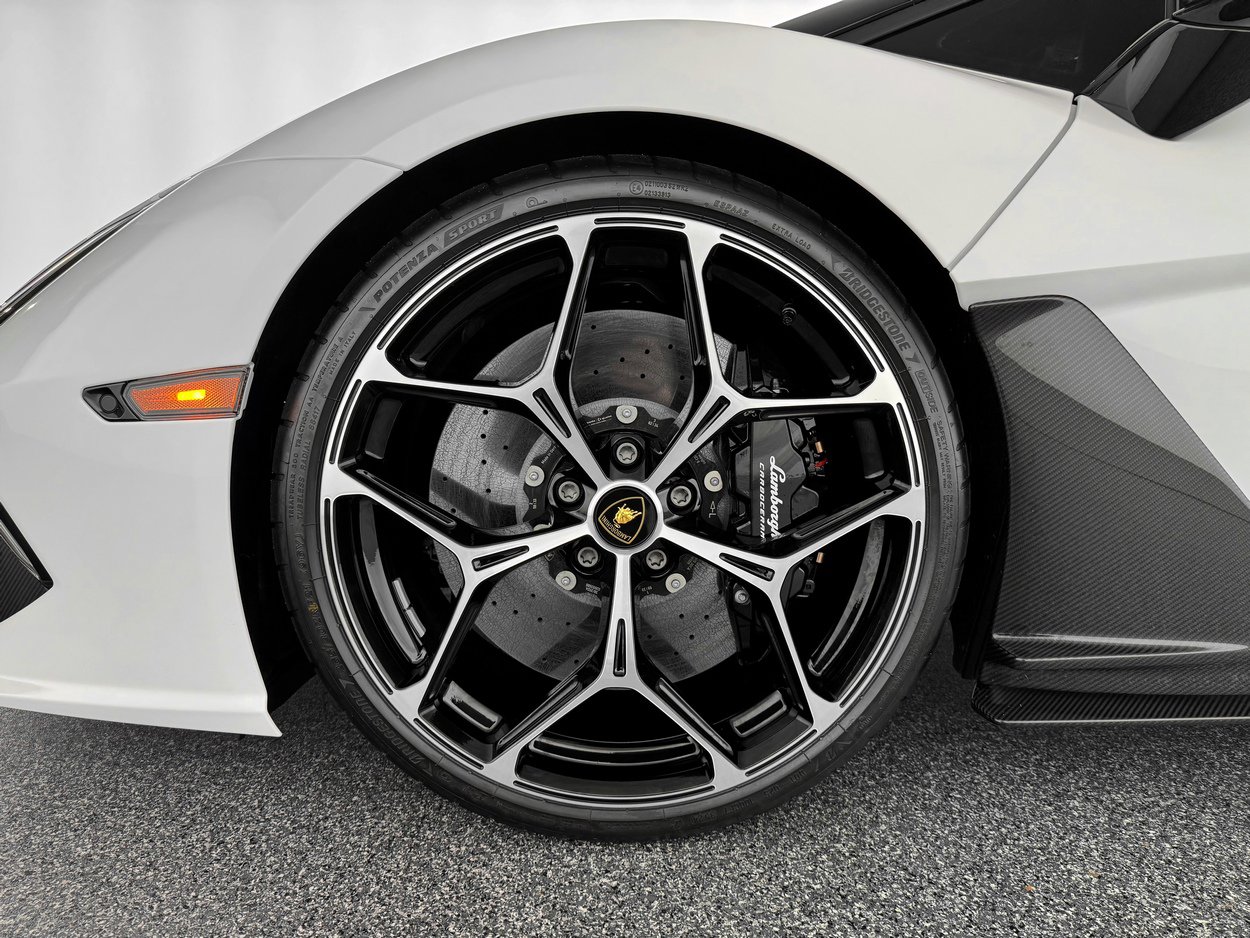 Used 2025 Lamborghini Revuelto image 28