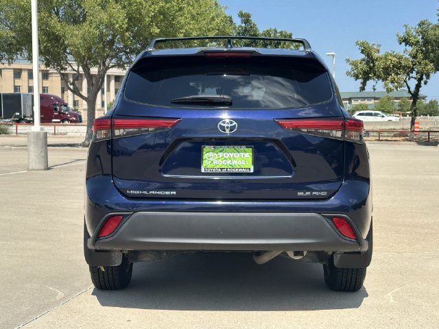 Used 2021 Toyota Highlander XLE AWD/4WD image 4