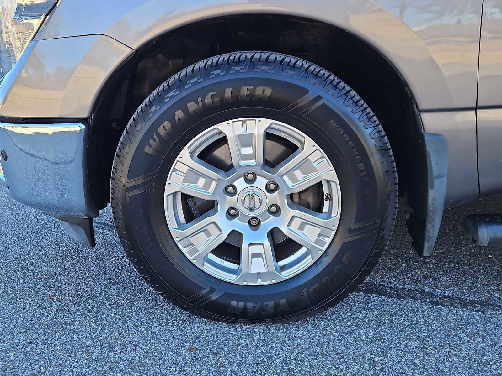 Used 2017 Nissan Titan SV image 14