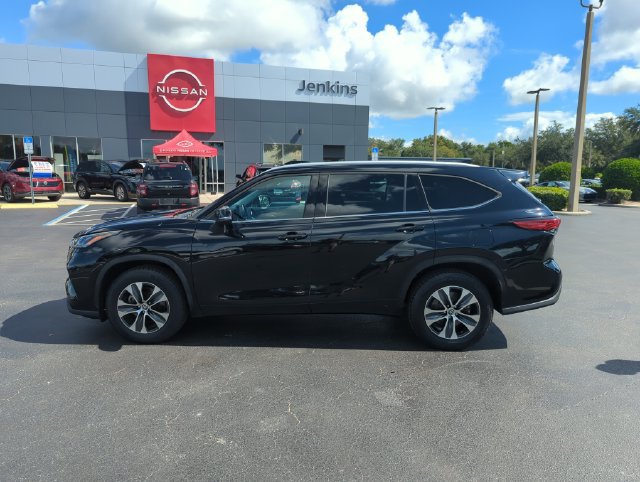 Used 2022 Toyota Highlander XLE FWD image 11