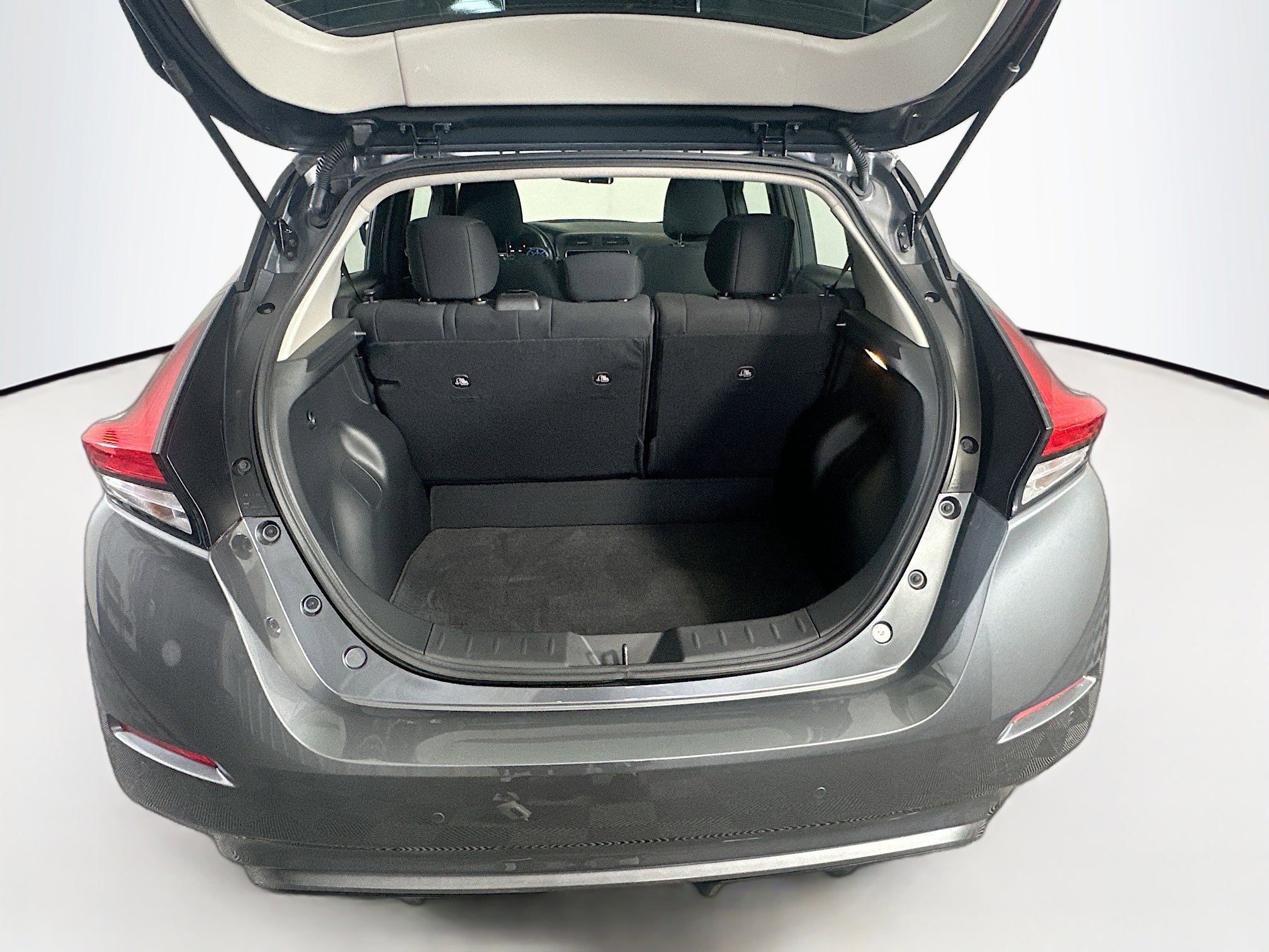 Used 2025 Nissan Leaf S image 28