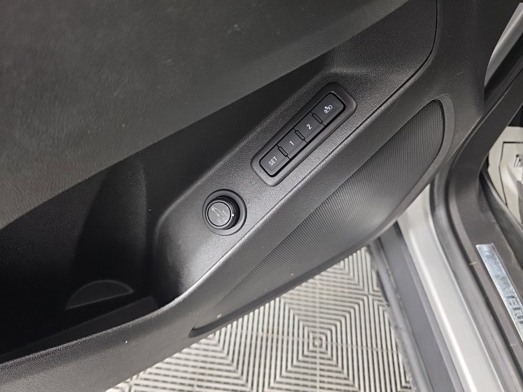 Used 2020 Chevrolet Equinox Premier FWD image 12