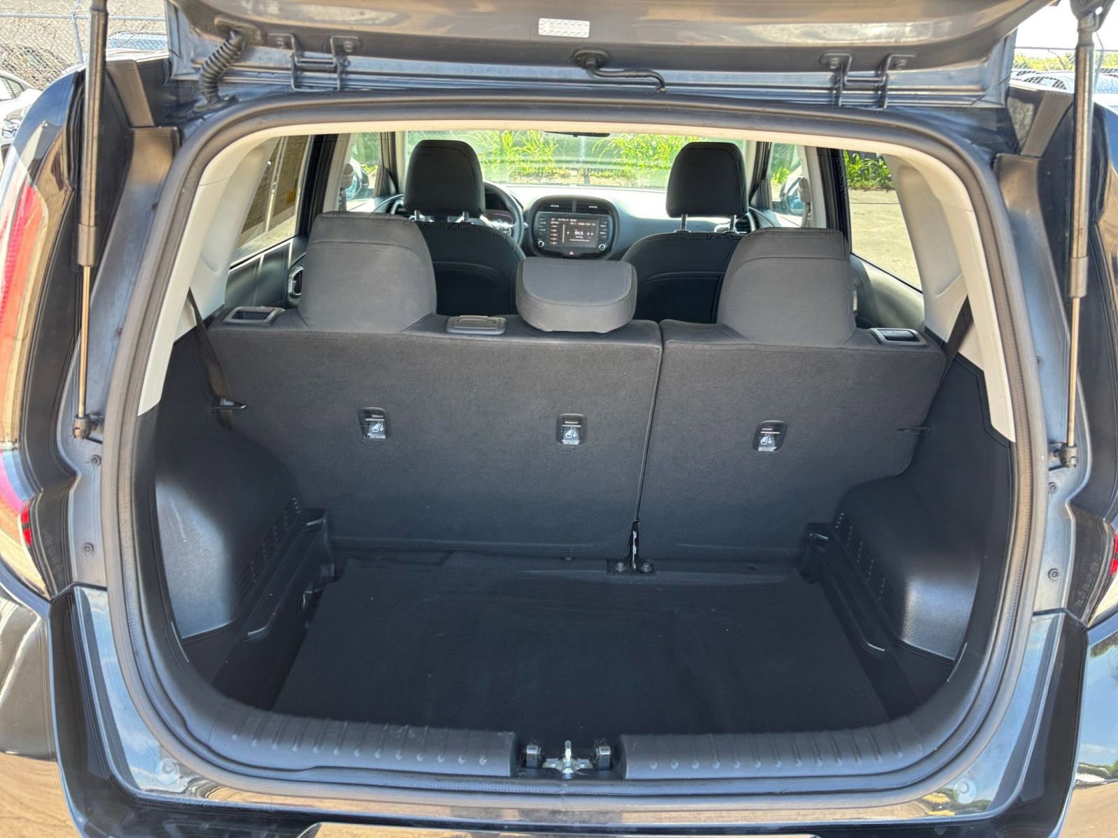 Used 2025 Kia Soul LX w/ LX Technology Package FWD image 29