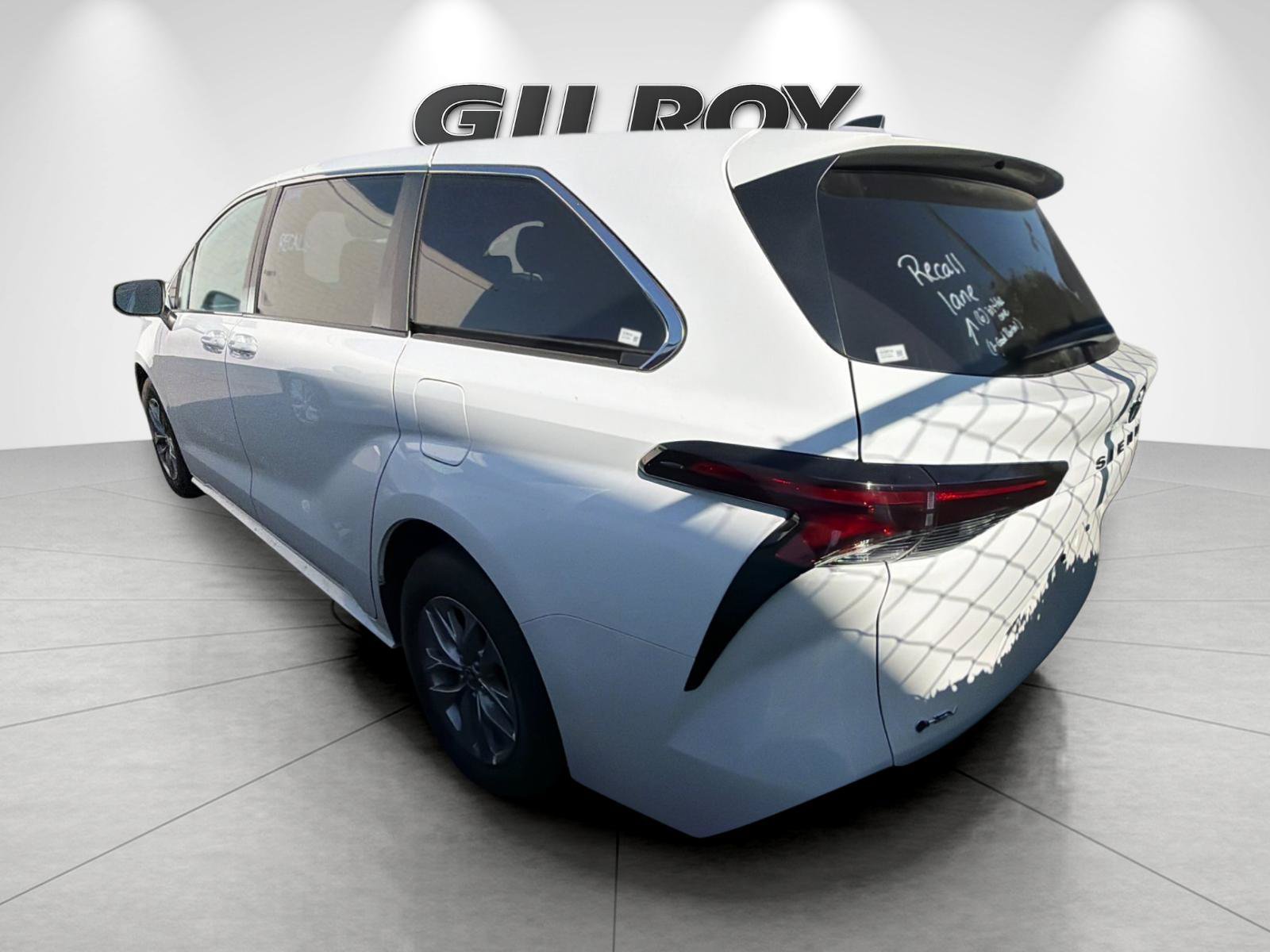 Used 2025 Toyota Sienna LE FWD image 2