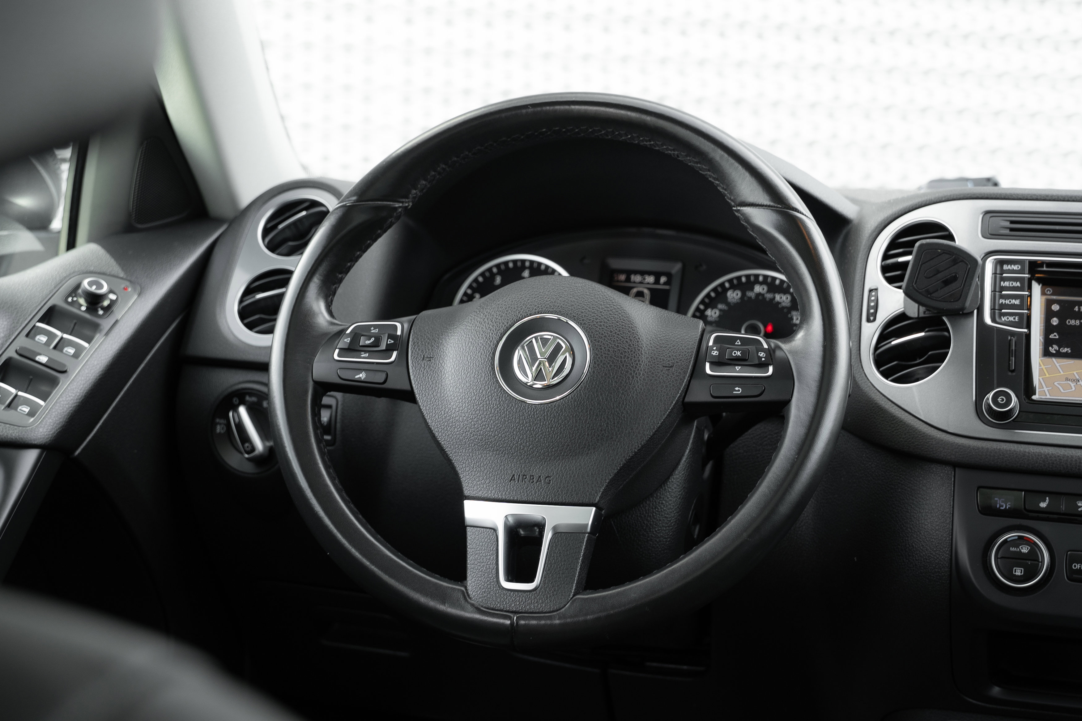 Used 2016 Volkswagen Tiguan SEL image 9