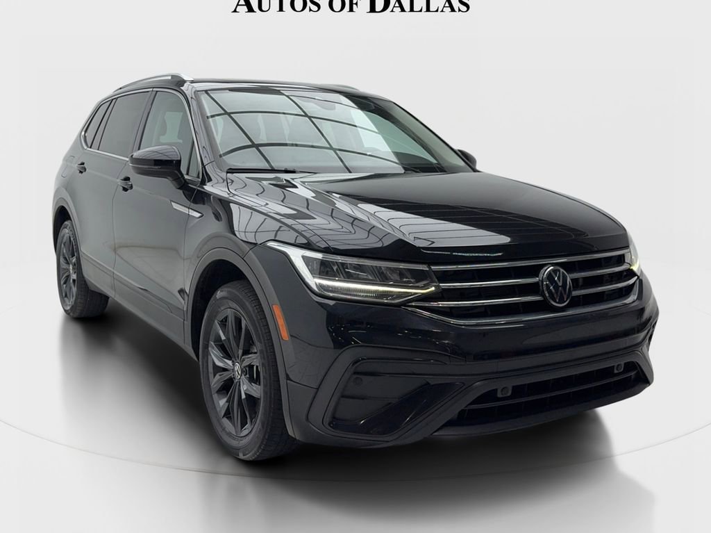 Used 2022 Volkswagen Tiguan SE w/ Panoramic Sunroof Package FWD image 2