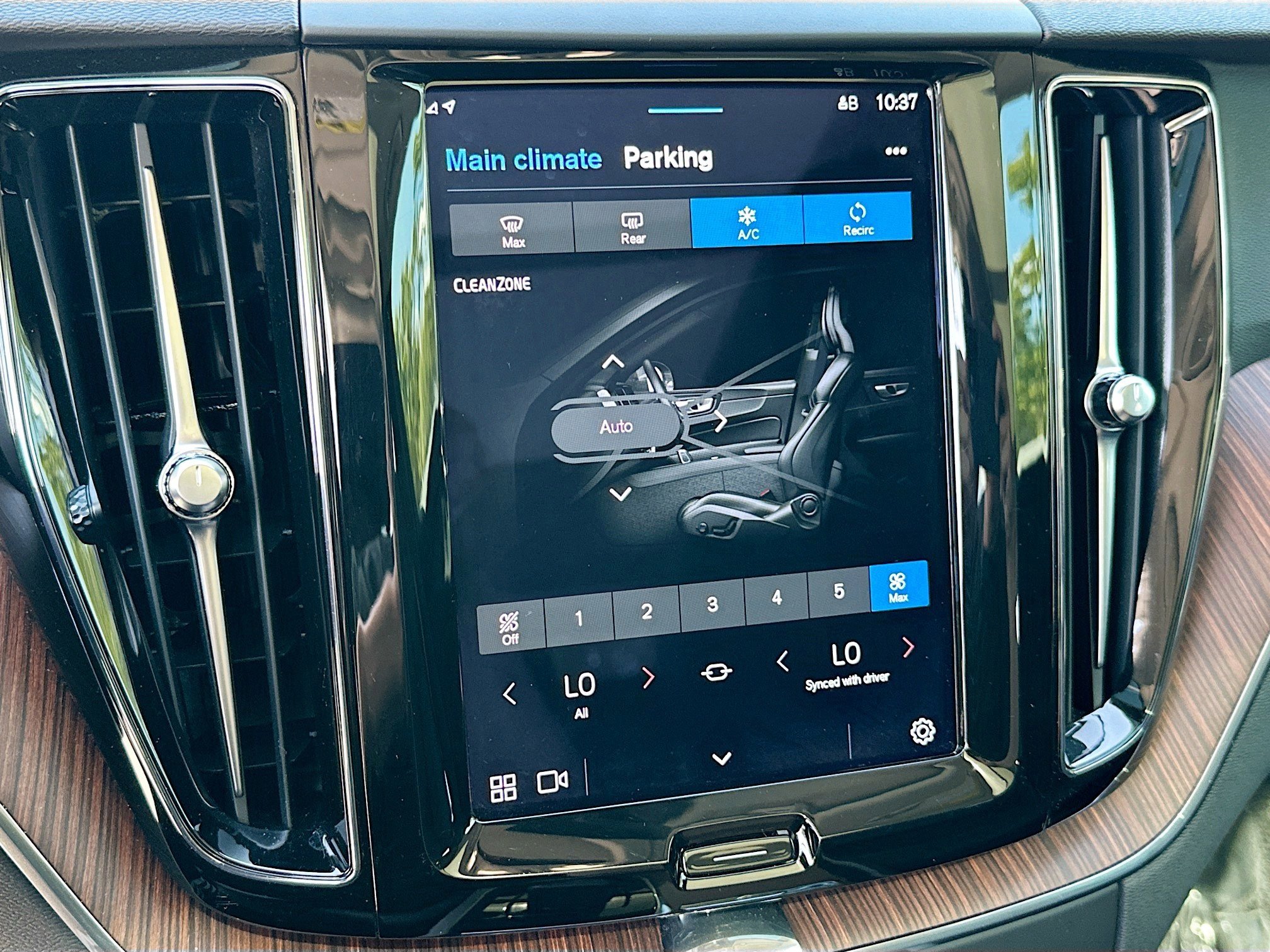 Used 2023 Volvo XC60 B5 Plus w/ Protection Package Premier image 15