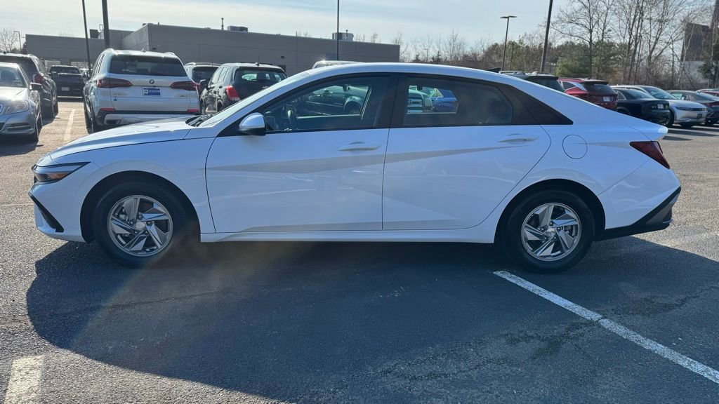 Certified 2025 Hyundai Elantra SE image 4