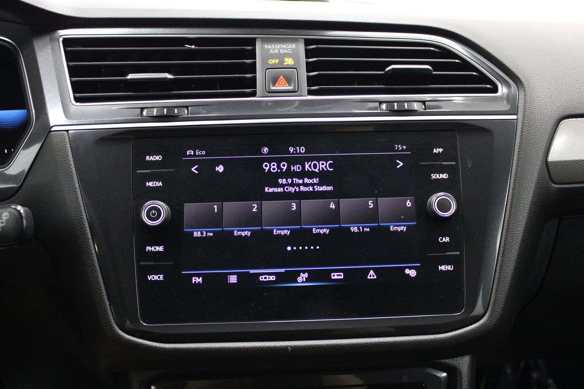 Used 2022 Volkswagen Tiguan SE R-Line image 29