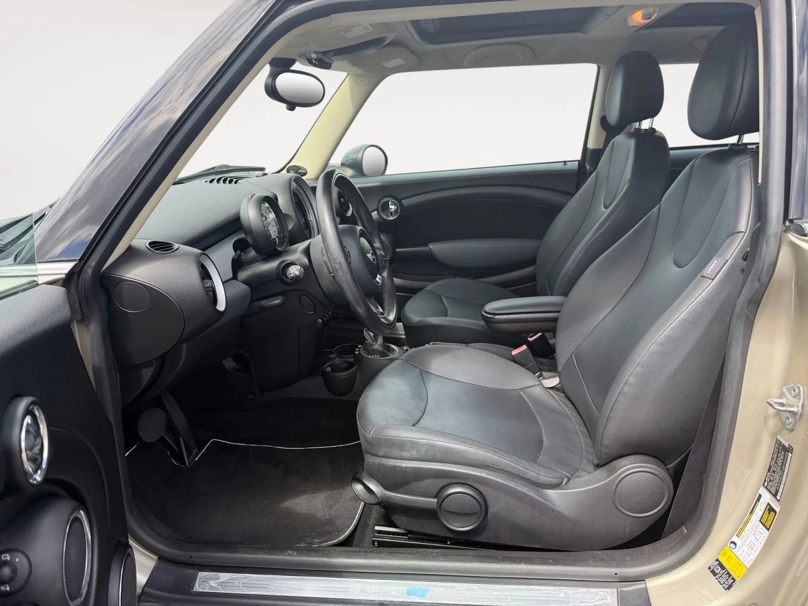 Used 2011 MINI Cooper Hardtop image 9