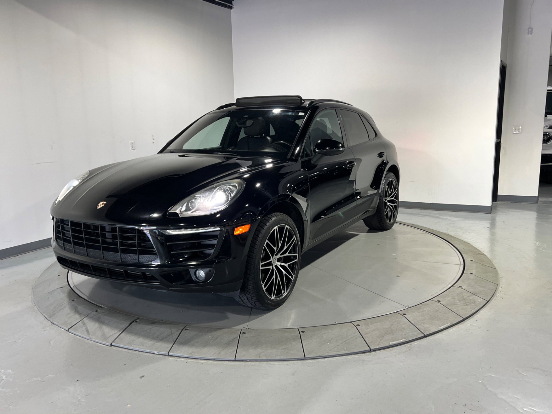 Used 2018 Porsche Macan w/ Driver Memory Package image 3
