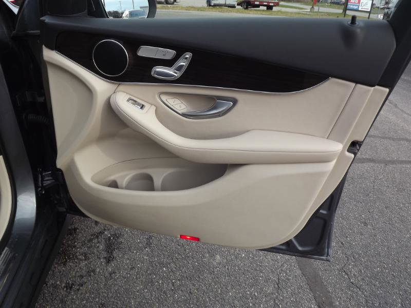 Used 2018 Mercedes-Benz GLC 300 4MATIC image 32