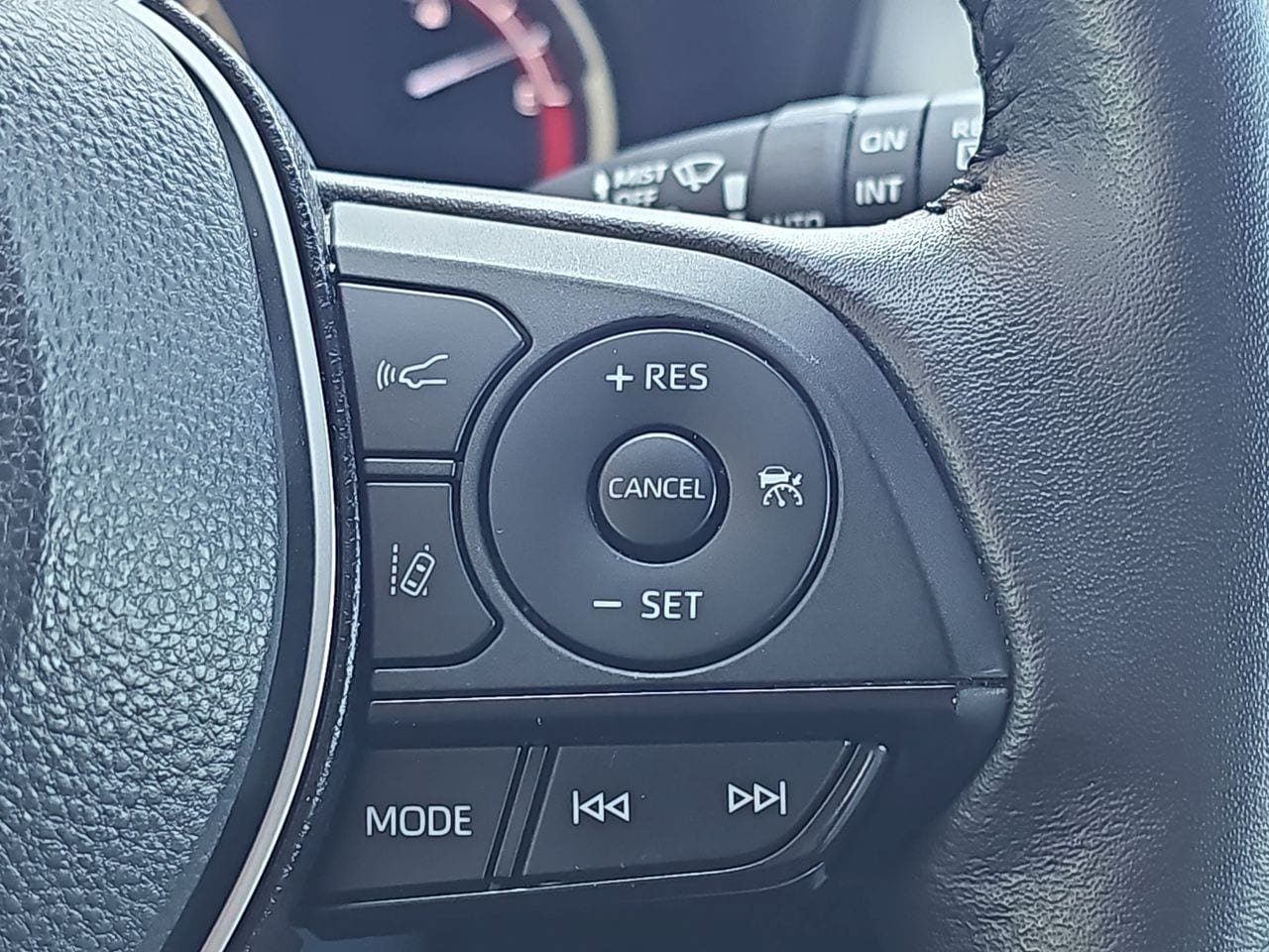 Used 2022 Toyota RAV4 Limited AWD/4WD image 23